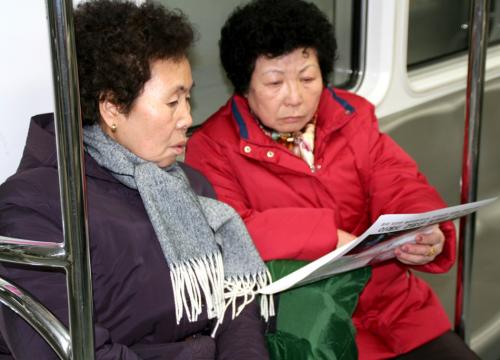 유인물을 유심히 보던 정영자(왼쪽)씨는 대한민국 사람은 우리쌀을 먹고 농민도 지켜야 한다며 현 상황에 안타까움을 표했다 